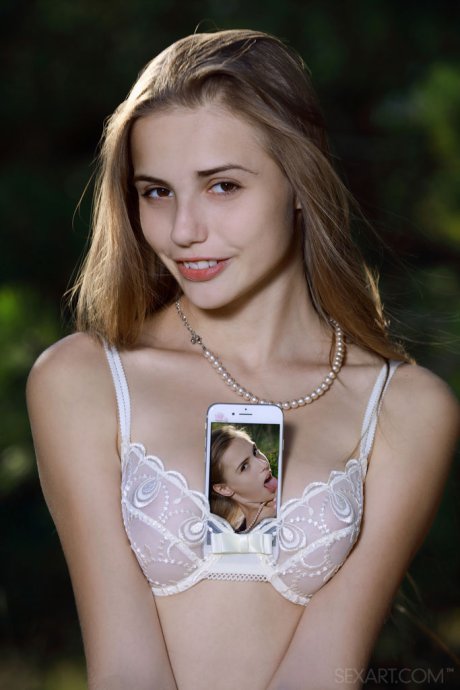 Explore Free Nude Photos of SexArt Model Elle